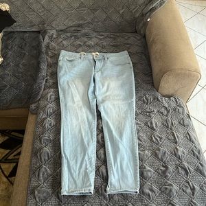 Universal thread mid rise skinny jean.